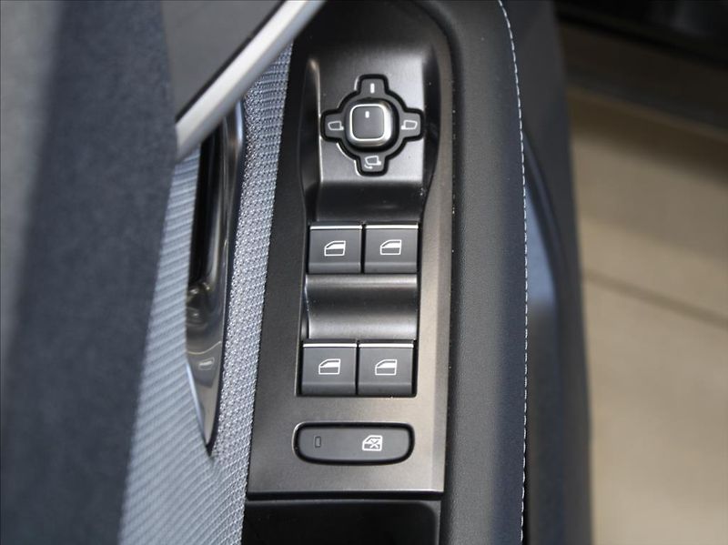 Opel Grandland 1,2 Hybrid 145k. GS-line 17tkm - fotka 18 z 22