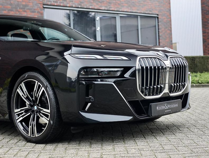 BMW Řada 7 (2023) 740d M SPORT xDrive - fotka 9 z 48