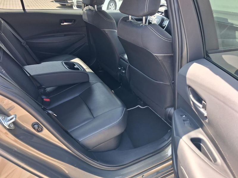 Toyota Corolla 1.8 HSD e-CVT Executive - fotka 21 z 27