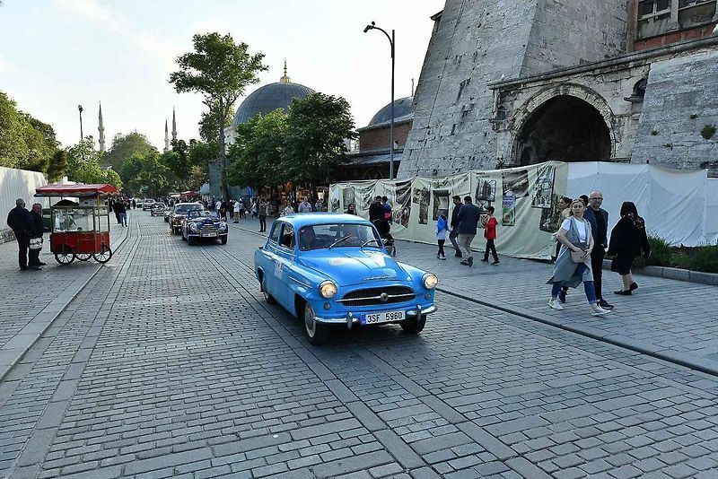 Společným příjezdem na náměstí k mešitě Hagia Sophia v Istanbulu jízda 23 českých veteránů vyvrcholila.