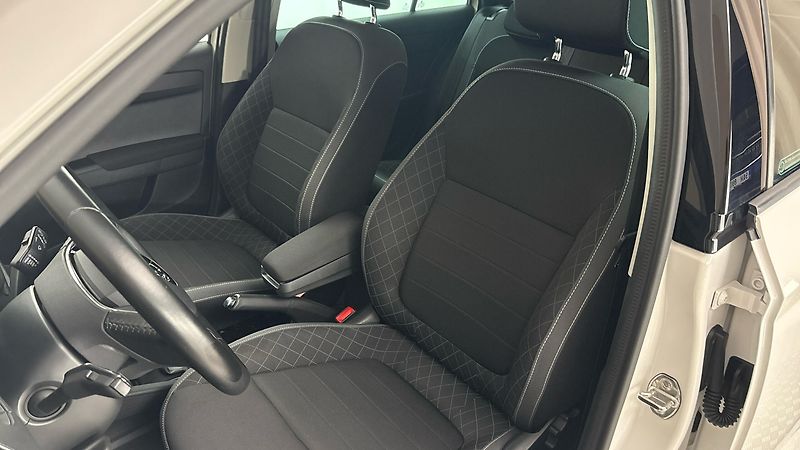 Škoda Fabia 1.0 TSI Ambition Combi - fotka 15 z 23