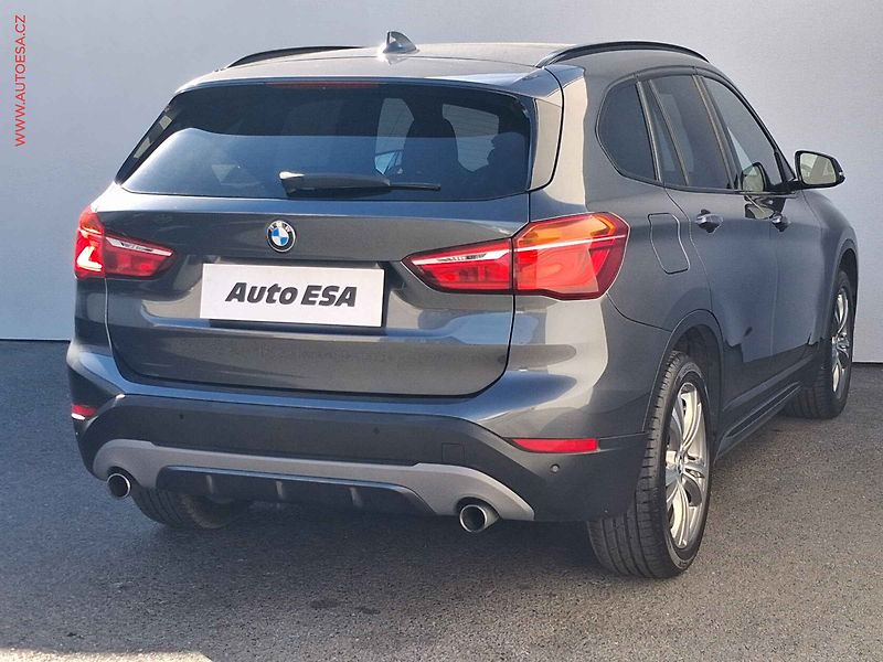 BMW X1 (2015) 2.0d XDrive, AT, LED, panor - fotka 4 z 20
