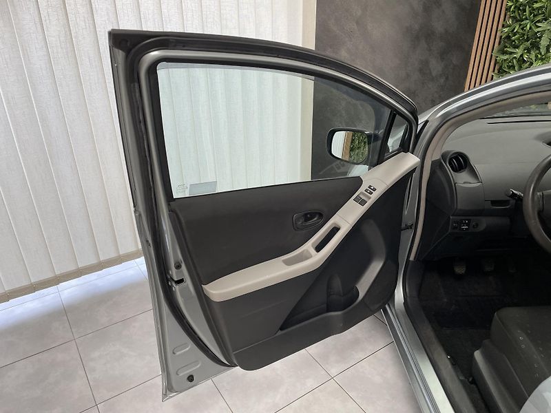 Toyota Yaris 1.0 i ČR 1.MAJ. AC  REZERVACE - fotka 17 z 22