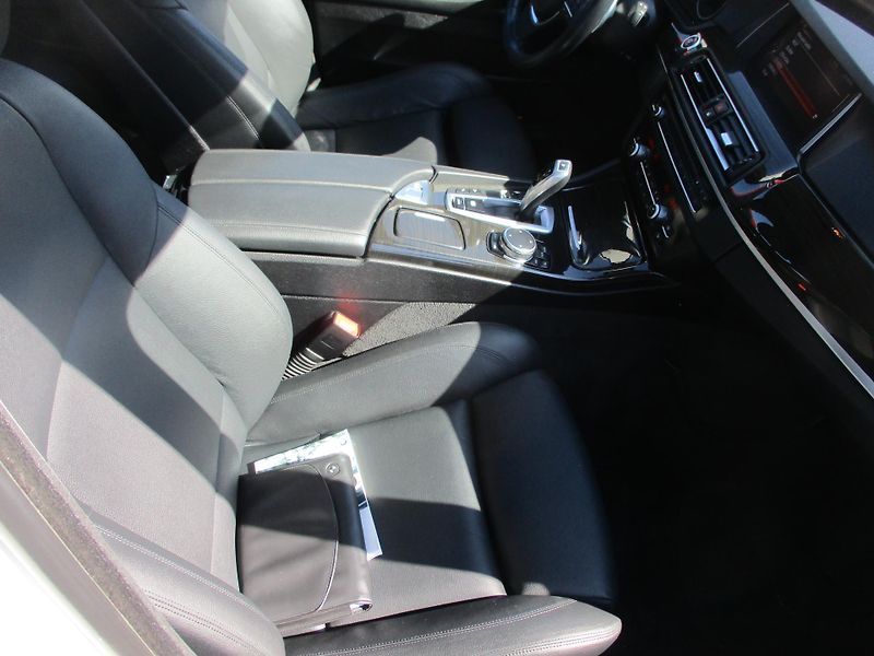 BMW Řada 5 (2015) 520 xDrive combi - fotka 6 z 11