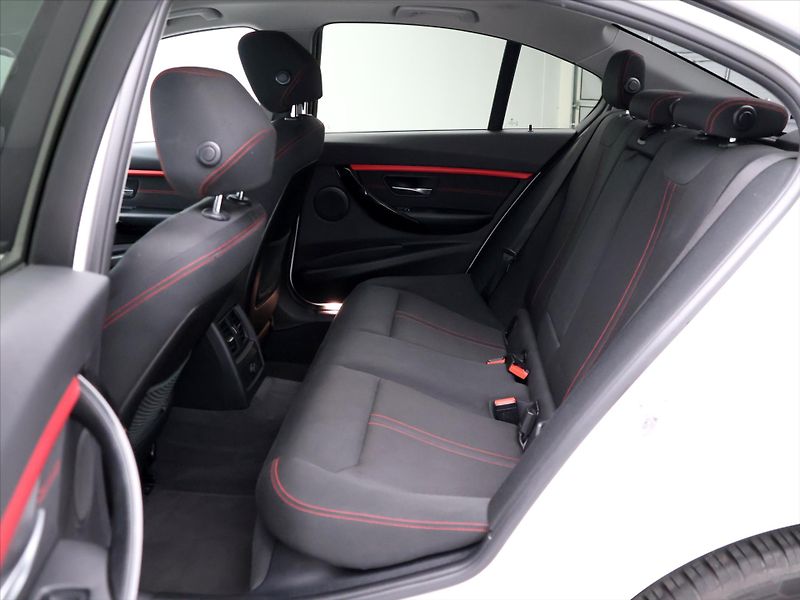 BMW Řada 3 2,0 320i 135kW CZ xDrive Sport - fotka 14 z 38