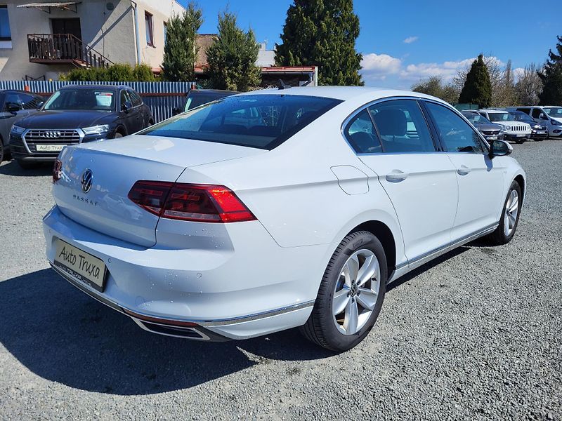 Volkswagen Passat SEDAN 2.0 TDi ELEGANCE *ČR - fotka 4 z 48