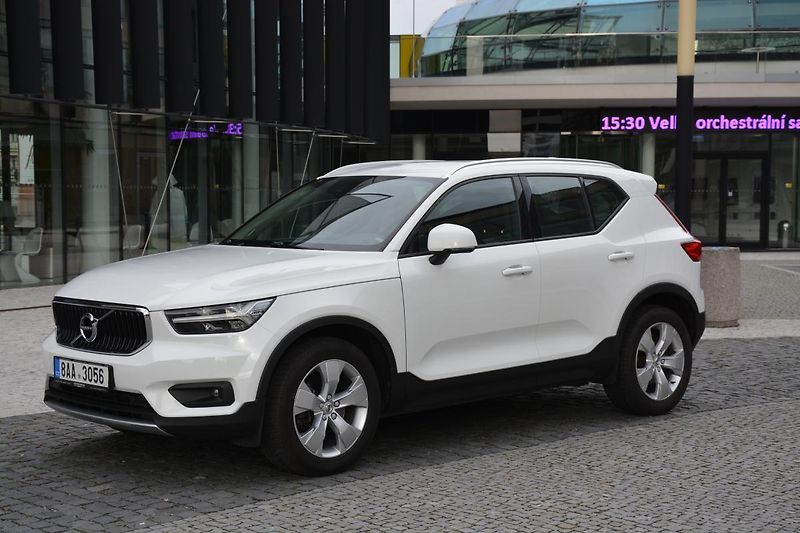 Volvo XC40 (2020) 2,0 D3 DRIVE-E Momentum PRO Aw - fotka 2 z 45