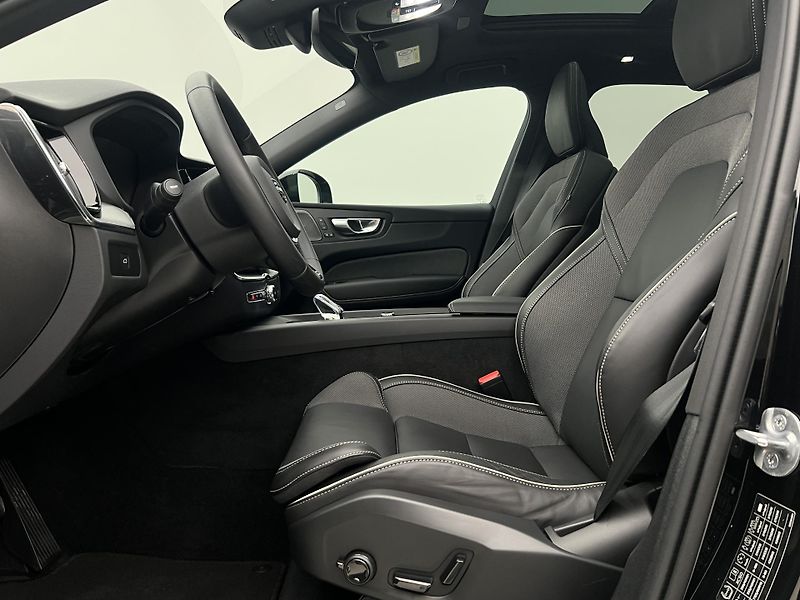 Volvo XC60 B5 AWD BLACK EDITION PLUS AUT - fotka 3 z 51