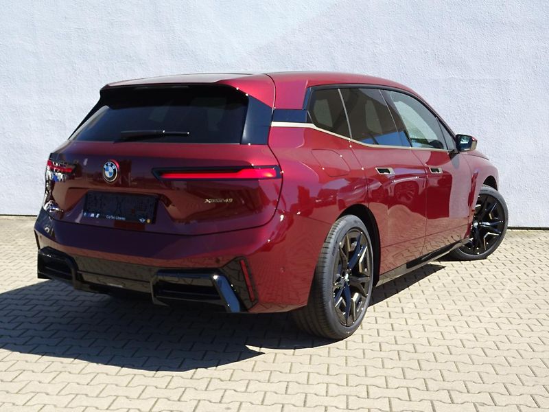 BMW iX xDrive45 - fotka 3 z 7