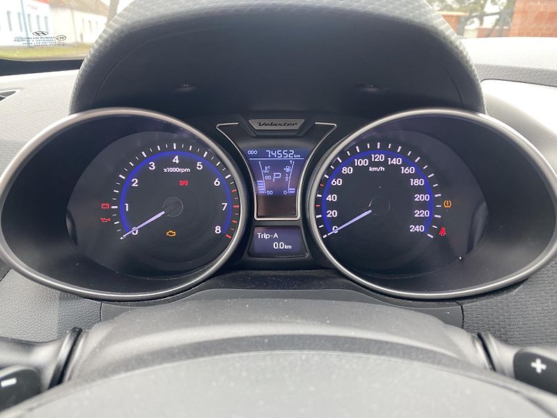 Hyundai Veloster 1.6i,PRÉMIUM, AUTOMAT,PLNÁ VÝB - fotka 23 z 47