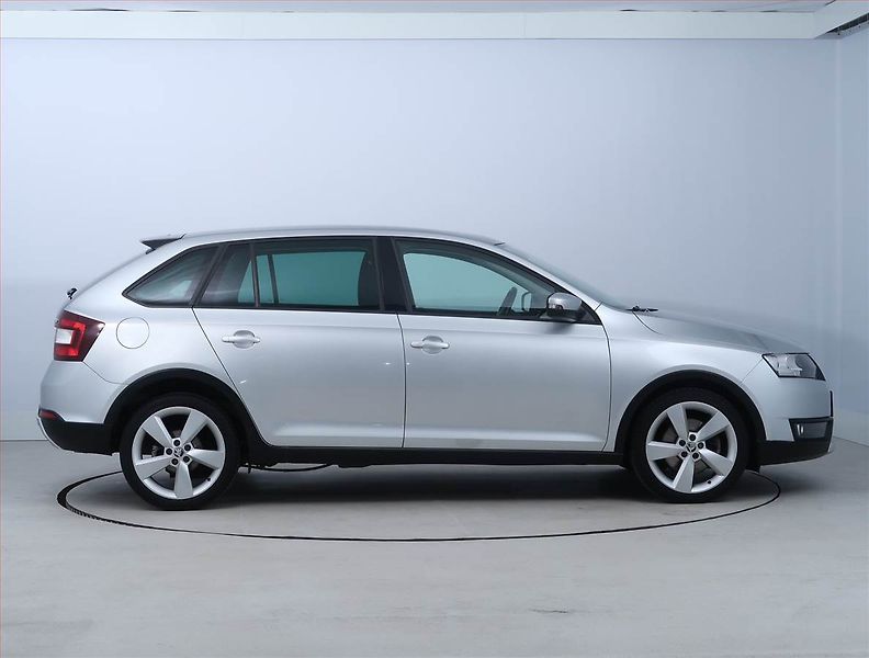 Škoda Rapid (2016) Spaceback 1.2 TSI, Xenony - fotka 6 z 17