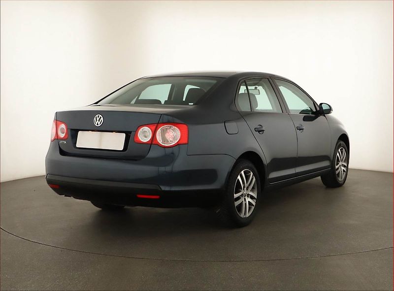 Volkswagen Jetta (2007) 1.6 - fotka 5 z 12