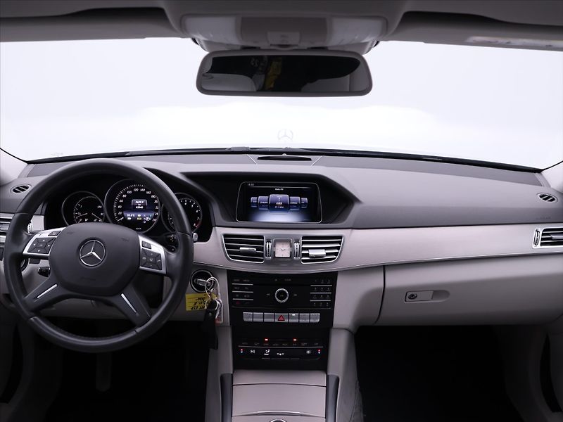 Mercedes-Benz Třídy E 3,5 E 400 Serv.kniha LED - fotka 28 z 37