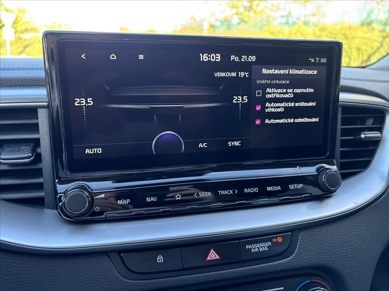 Kia Ceed 1,5 TGDi 118kW TOP ZÁRUKA NAVI - fotka 24 z 40