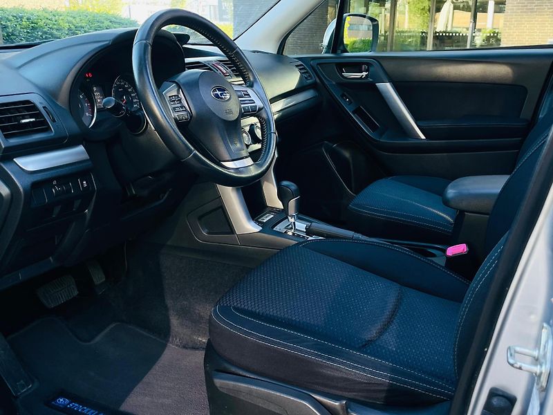Subaru Forester 2.0i 4x4 AUT KAM TAŽNÉ SERVISK - fotka 26 z 44