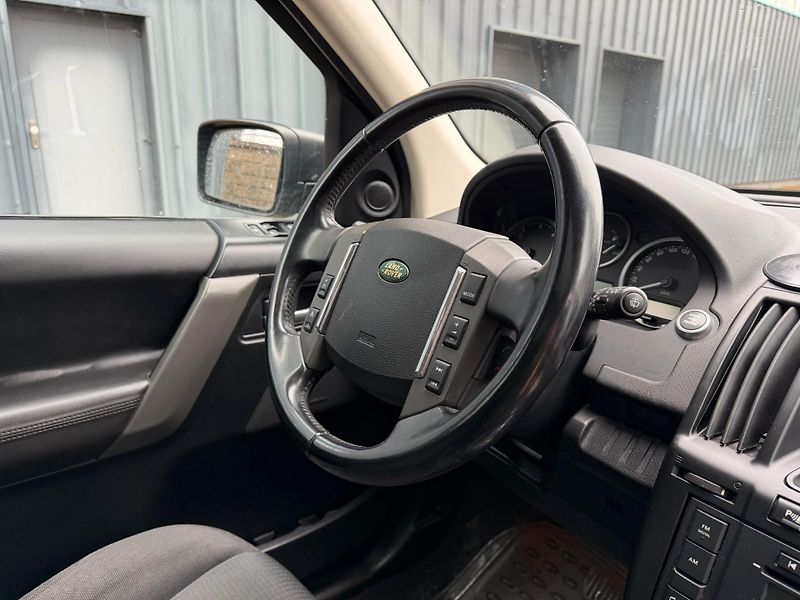 Land Rover Freelander 2 2,2TD4  4WD / servis.kn. - fotka 26 z 32