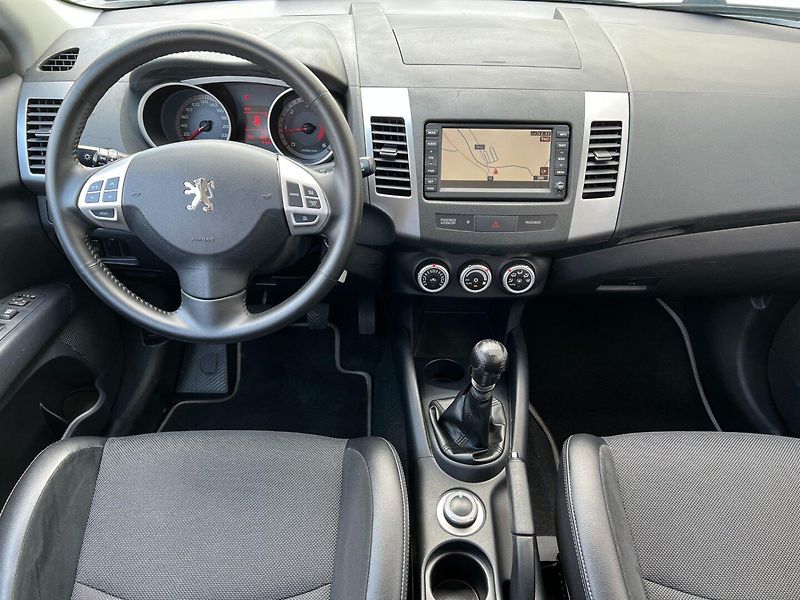 Peugeot 4007 (2009) 2.2HDi 115kW 4x4 - fotka 12 z 36