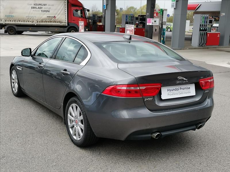 Jaguar XE 2,0 20t 147kW PURE 8AT - fotka 5 z 17