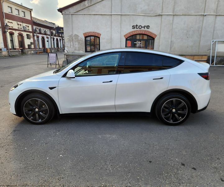 Tesla Model Y (2021) TEPELKO*ZÁRUKA*TAŽNÉ*AWD* - fotka 3 z 45