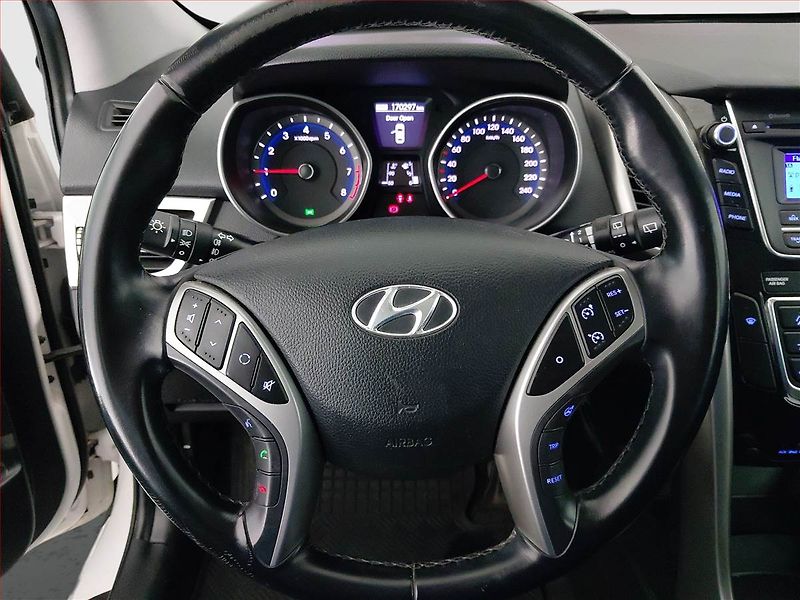 Hyundai i30 (2015) 1.4 CVVT, Tempomat - fotka 16 z 17