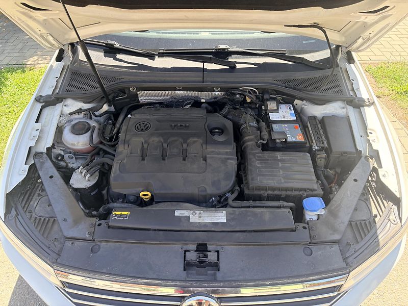 Volkswagen Passat 2.0TDI 110KW HIGHLINE DSG LED - fotka 46 z 46