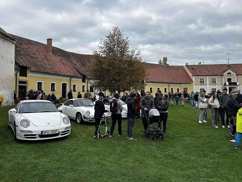Sraz vozů Porsche ve Švihově na hradě.