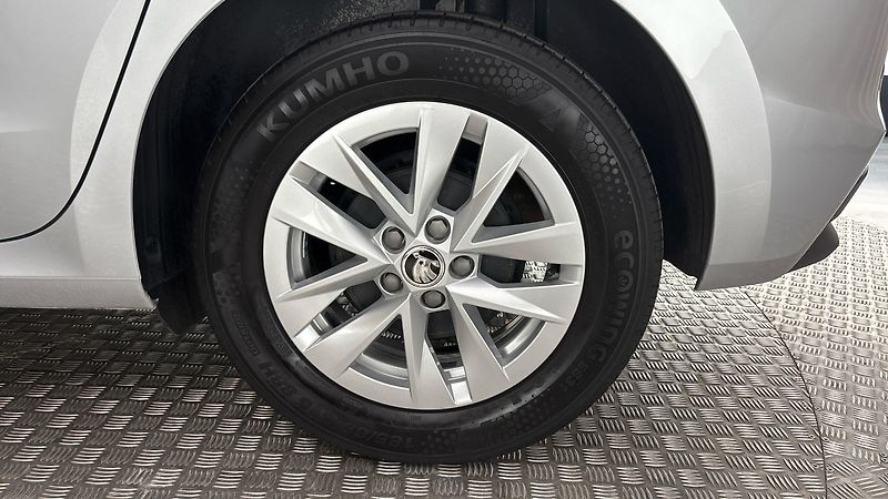 Škoda Fabia 1.0 TSI Style - fotka 19 z 23