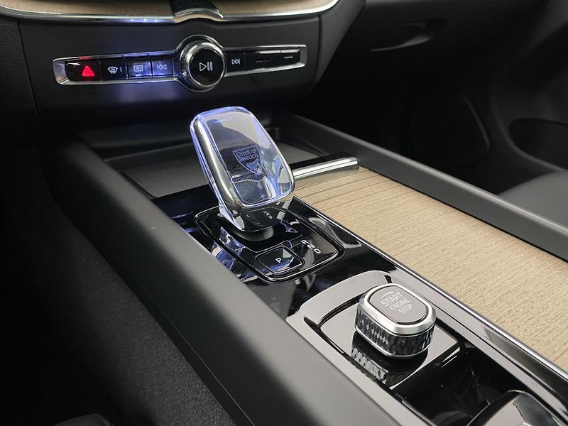 Volvo XC60 T8 AWD RECHARGE DARK ULTRA CZ - fotka 24 z 61