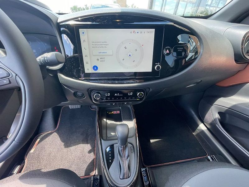 Toyota Aygo 1.5 Hybrid automat Executive - fotka 16 z 24