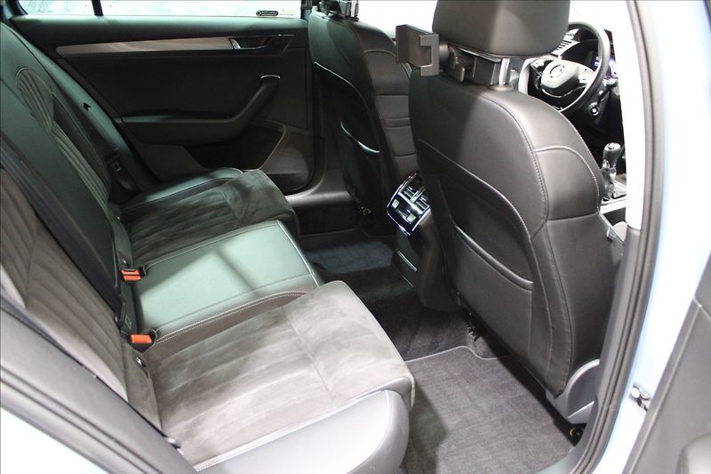 Škoda Superb 2,0 TDI Style REZERVOVÁNO - fotka 13 z 39