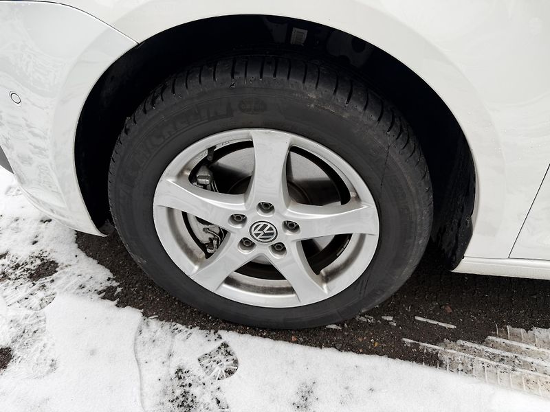 Volkswagen Touran 2.0 TDI STYLE - fotka 20 z 21