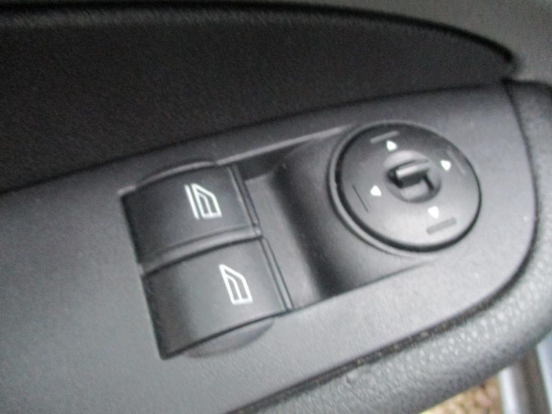 Ford Focus 1.6i DIGI AC - fotka 9 z 27