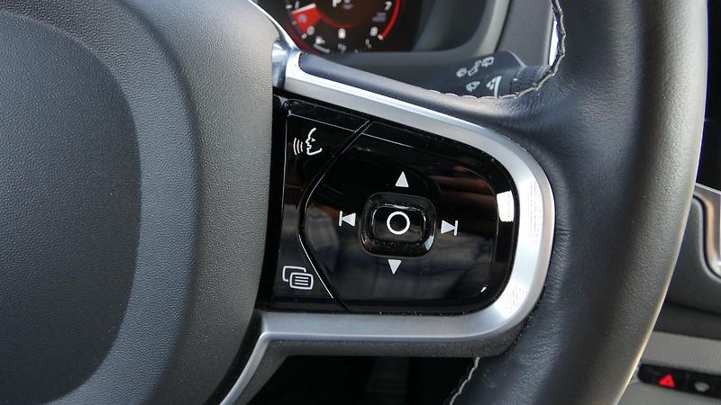 Volvo XC90 B6 AWD R-Design Auto 7 míst - fotka 12 z 26