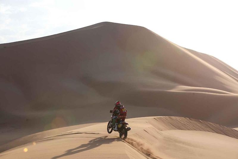 Účastníci Rallye Dakar zdolávají obrovské duny