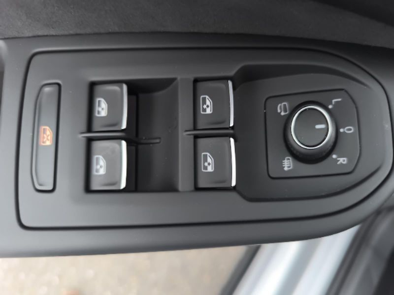 Volkswagen Golf 1,5 eTSI 7DSG R-Line - fotka 19 z 24