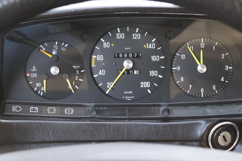 Mercedes-Benz 123 230CE KUPÉ AUTOMAT 100kW - fotka 26 z 48