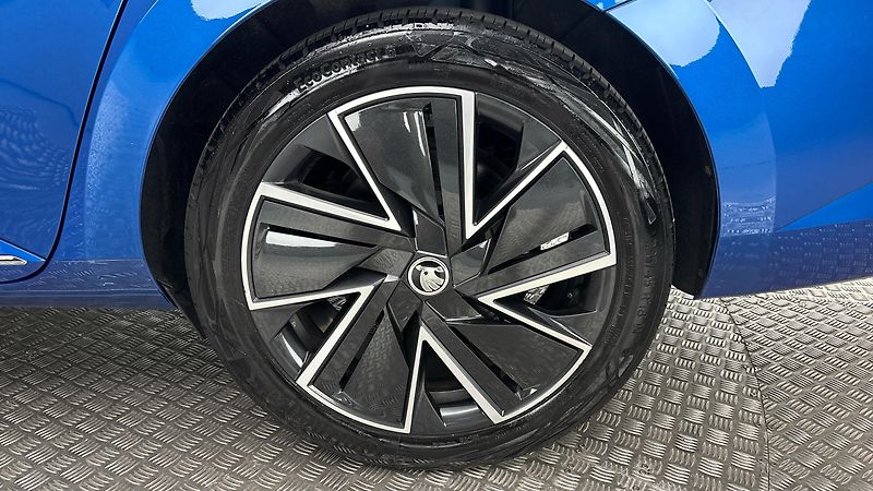 Škoda Superb 2.0 TDI DSG L&K Combi - fotka 19 z 36