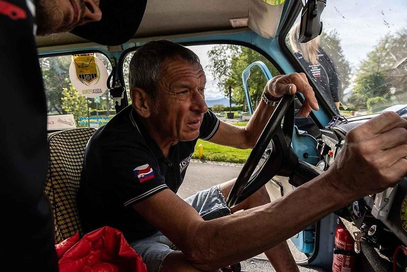 Všichni účastníci s vozy v cíli druhého ročníku Oldtimer Expressu, který mířil z Prahy do řeckých Atén.