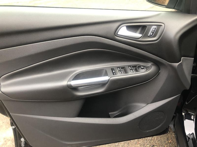 Ford Kuga (2015) 1,5 110kW 1.majitel pěkný stav - fotka 24 z 63