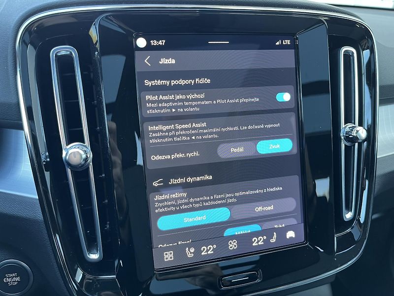 Volvo XC40 B3 FWD BE // 360 // kola - fotka 36 z 51