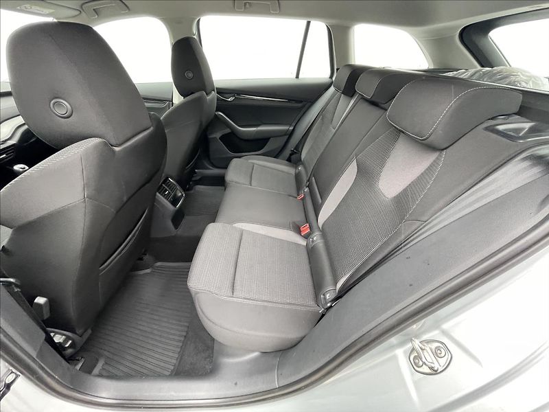 Škoda Octavia 2,0 TDI Combi Ambition Plus - fotka 16 z 23