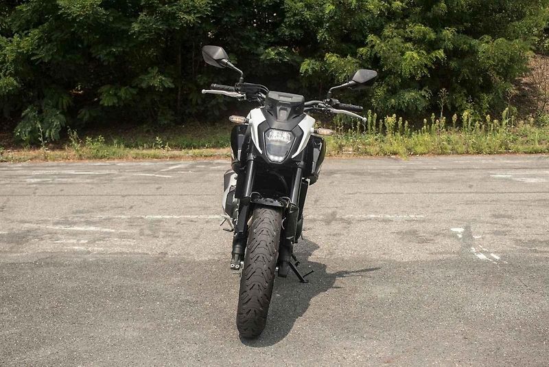 Na pohled velká motorka bude ergonomicky příjemná i pro holky a menší jezdce.