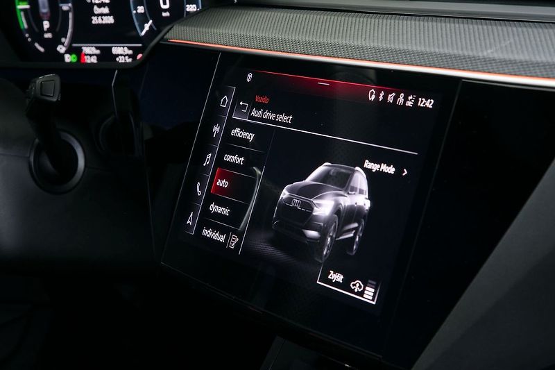 Audi e-tron 55 300kW Sline BlackEd Pano TZ - fotka 34 z 44