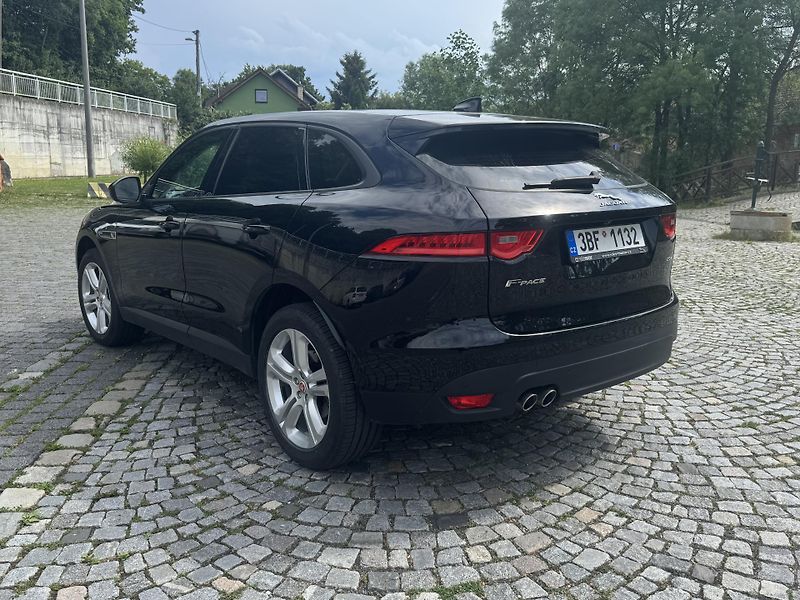 Jaguar F-Pace (2017) 2.0D, 132 kW - fotka 4 z 21