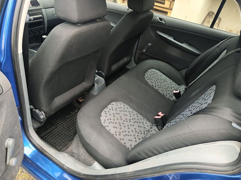 Škoda Fabia 1.4 MPI Combi Classic - fotka 14 z 17