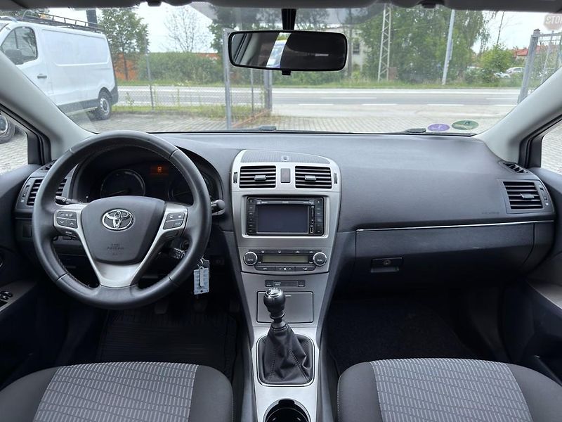 Toyota Avensis 1.8i 108 kW navi. serviska - fotka 8 z 17