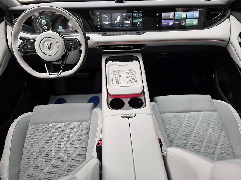 Voyah FREE 318 REV (2025) REV 318 AWD Hybrid - fotka 14 z 18