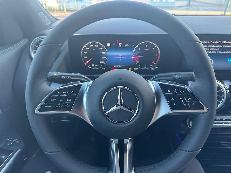 Mercedes-Benz GLA (2025) 200 d 4MATIC - fotka 13 z 24