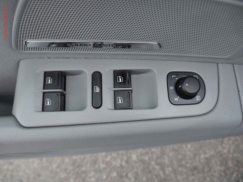 Škoda Superb (2010) 2.0TDi, Ambition, AC - fotka 12 z 17