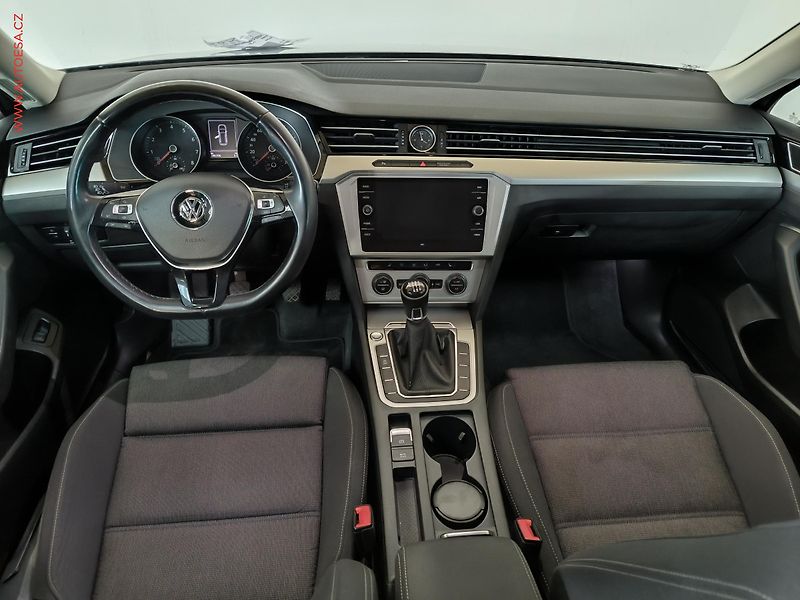 Volkswagen Passat (2019) 1.5 TSi, Comfortline, navi - fotka 8 z 17